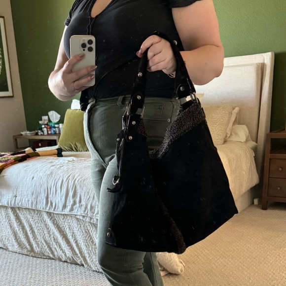 Stuart Weitzman black suede shoulder bag with sherpa - Picture 5 of 12